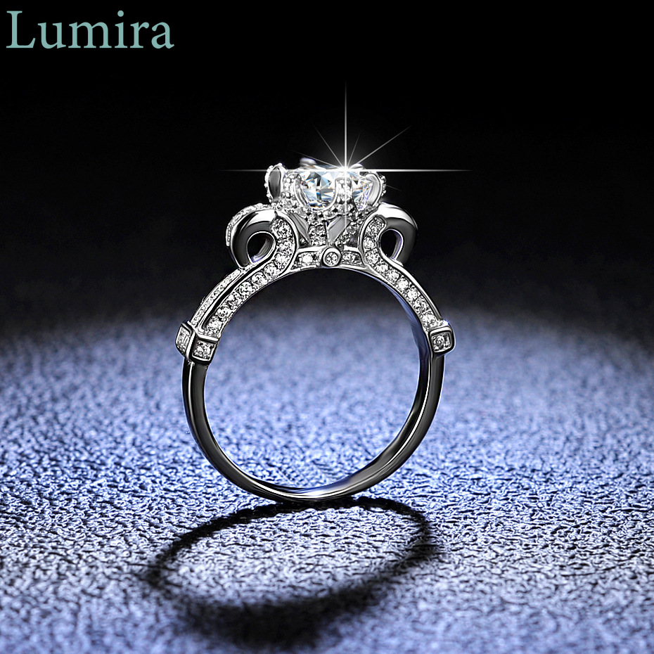 Moissanite Engagement Ring 1 Carat - Lumira Anello classico con fiore Moissanite